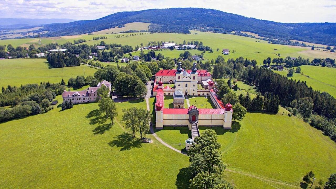 Hotel Zlata Labut Kraliky Exterior photo